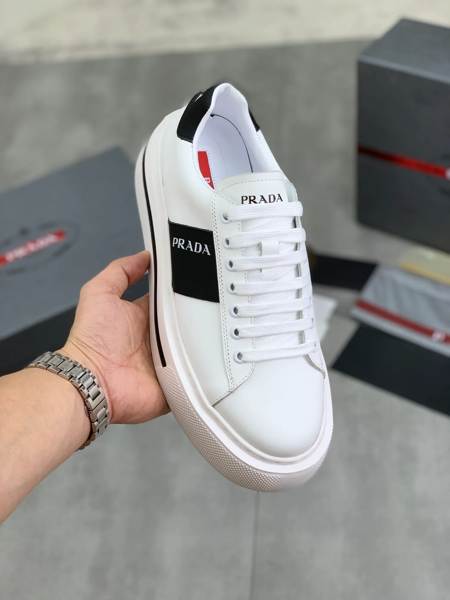 Men's Men's Shoes💰P560💰【New Style】 The latest model of high-quality PRADA classic men's shoes has been launched on the official website in 1:1 replica, synchronized in Hong Kong counters and on the same catwalk; all made of calfskin ➕Imported cowhide lining, 🍡🍡original rubber outsole 1:1 non-slip and wear-resistant; comfortable to wear, attractive style, fine workmanship, and simple and neat shoe last, showing a man's courage and toughness, 👍Number 38 to 44 (45 can be customized) 4⃣️colors🉑️ to choose from